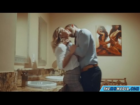 ❤️ Þegar busty ljóska tælir þig á almenningssalerni ❌ Fjandinn myndband á is.prendiporno.ru